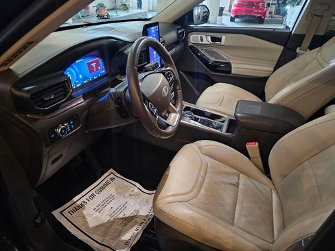 Used 2022 Ford Explorer Platinum w/ Equipment Group 601A AWD/4WD image 14