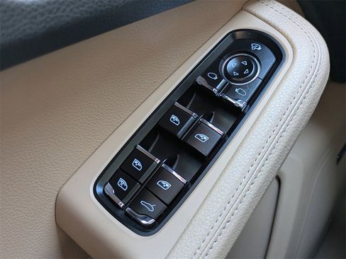 Used 2025 Porsche Macan Base image 23