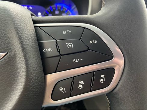 Used 2024 Chrysler Pacifica Touring-L FWD image 24