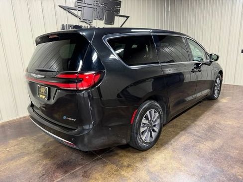 Used 2023 Chrysler Pacifica Touring-L FWD image 8
