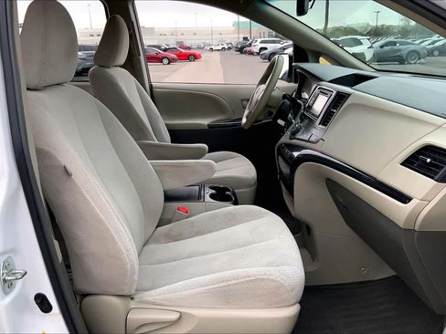 Used 2014 Toyota Sienna LE image 9