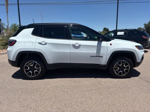 Used 2025 Jeep Compass Trailhawk AWD/4WD image 6