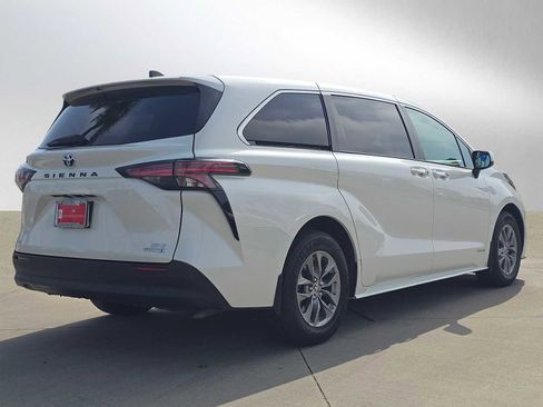 Used 2021 Toyota Sienna XLE AWD/4WD image 3