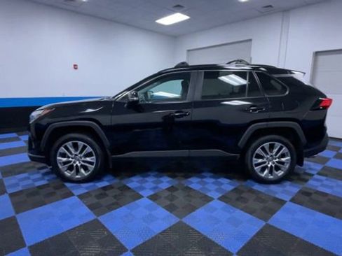Used 2022 Toyota RAV4 XLE Premium image 5