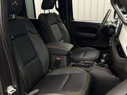 Used 2024 Jeep Wrangler Unlimited AWD/4WD image 35
