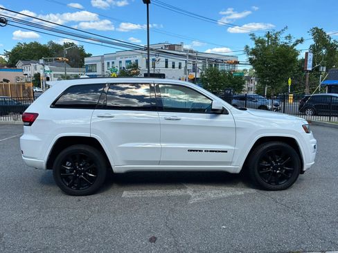 Used 2018 Jeep Grand Cherokee Altitude AWD/4WD image 8