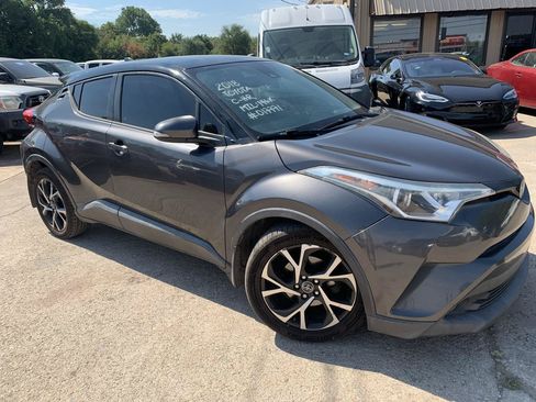Used 2018 Toyota C-HR XLE FWD image 3