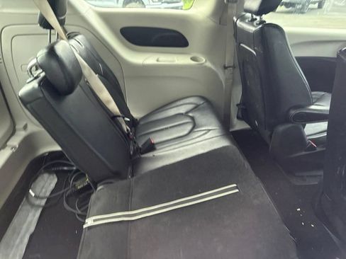 Used 2022 Chrysler Pacifica Touring-L FWD image 31