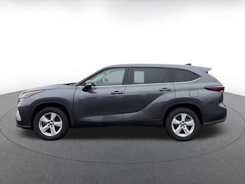 Used 2025 Toyota Highlander LE FWD image 11