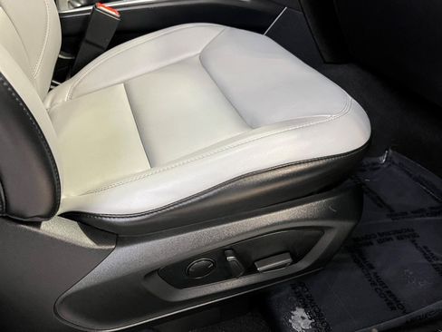 Used 2021 Ford Explorer XLT w/ Equipment Group 202A image 14