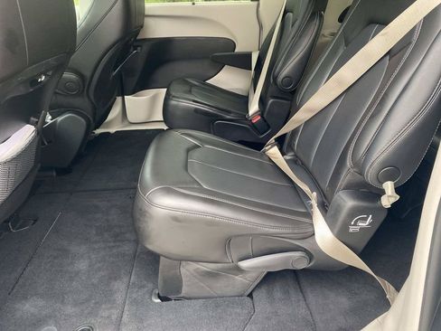 Used 2023 Chrysler Pacifica Touring-L FWD image 13