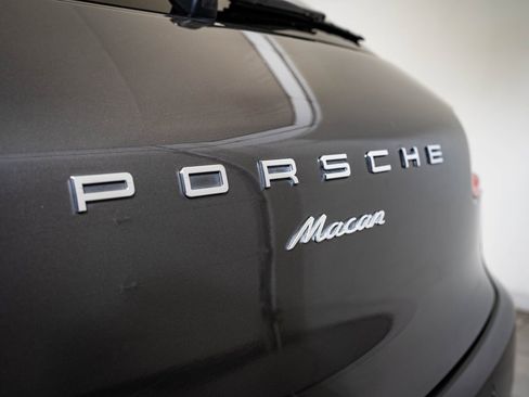 Certified 2018 Porsche Macan image 20
