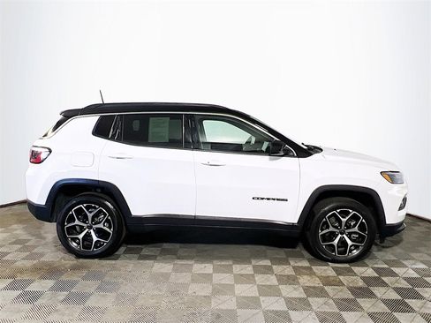 Used 2025 Jeep Compass Limited image 9