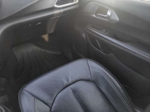 Used 2019 Chrysler Pacifica Touring-L w/ S Appearance Package image 13