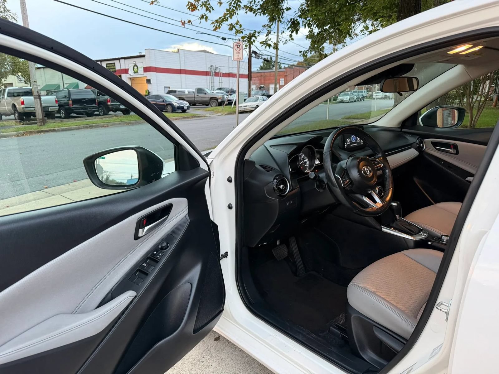 Used 2020 Toyota Yaris XLE FWD image 11