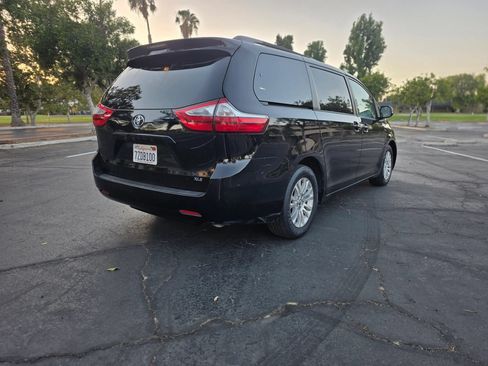 Used 2017 Toyota Sienna XLE FWD image 4