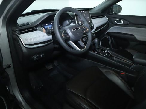 Used 2024 Jeep Compass Latitude image 17