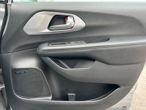 Used 2020 Chrysler Pacifica Touring-L Plus image 28