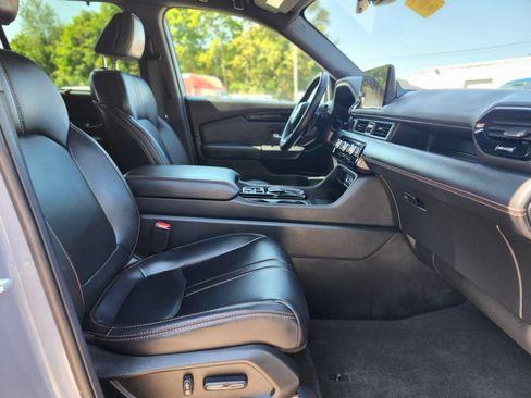 Used 2025 Honda Pilot TrailSport image 11