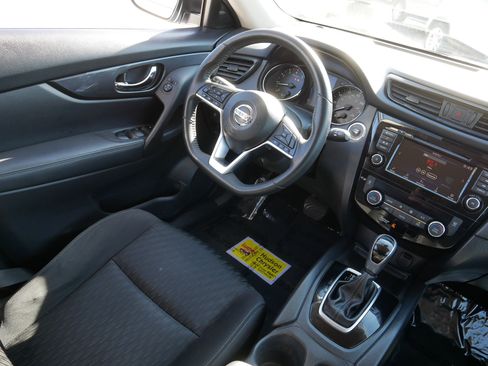 Used 2020 Nissan Rogue SV image 9