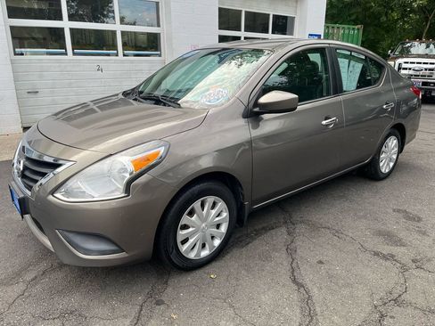 Used 2015 Nissan Versa SV FWD image 3