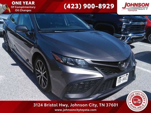 Used 2023 Toyota Camry SE FWD image 1