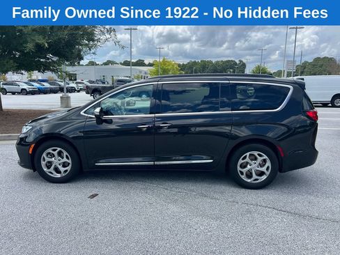 Used 2023 Chrysler Pacifica Limited FWD image 4