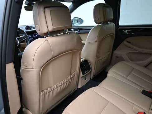 Certified 2025 Porsche Macan AWD/4WD image 8
