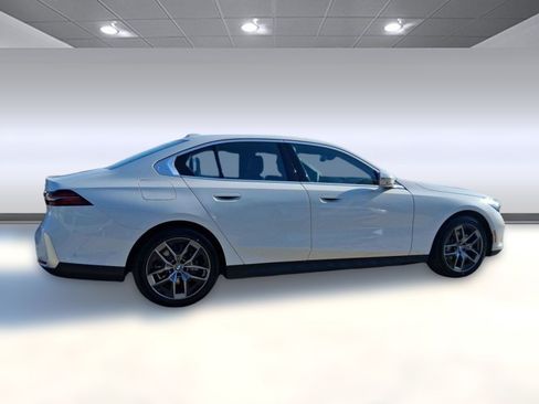Used 2026 BMW 530i w/ Premium Package RWD image 7