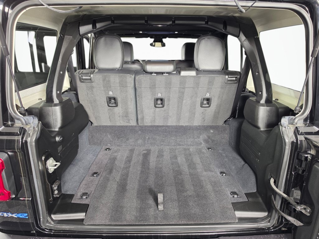 Used 2024 Jeep Wrangler Unlimited Sahara AWD/4WD image 12