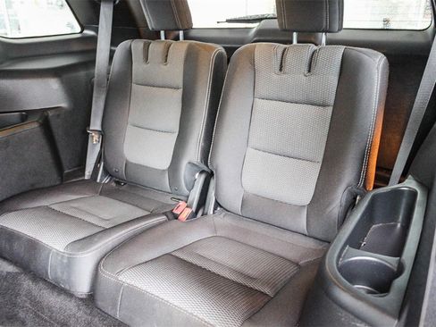 Used 2017 Ford Explorer XLT image 24