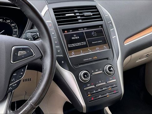 Used 2017 Lincoln MKC Select image 9