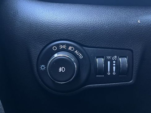 Used 2023 Jeep Compass Latitude image 13