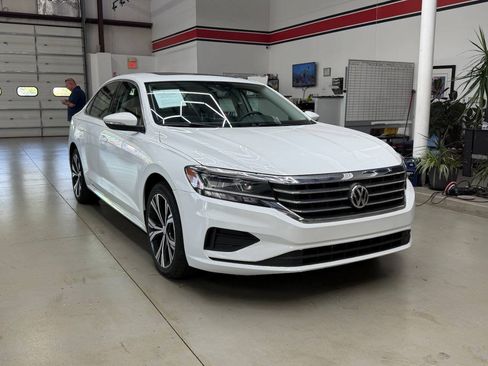 Used 2021 Volkswagen Passat 2.0T SE FWD image 1