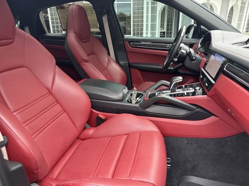 Used 2022 Porsche Cayenne S Platinum AWD/4WD image 38