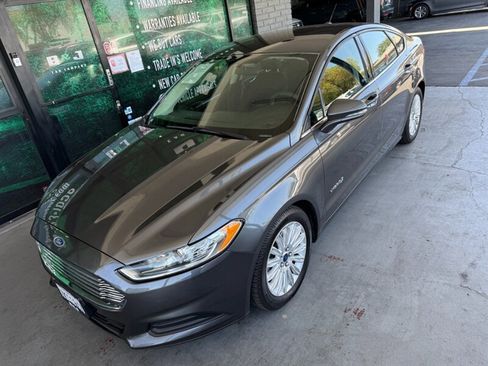 Used 2015 Ford Fusion SE FWD image 2