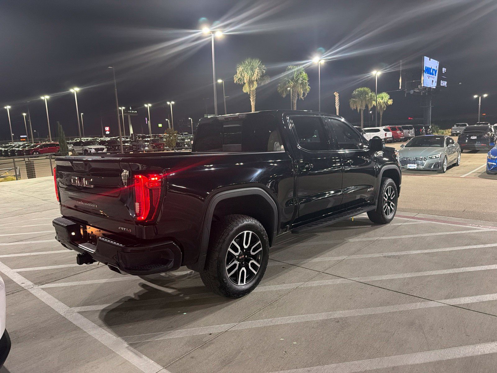 Used 2022 GMC Sierra 1500 AT4 w/ AT4 Premium Package AWD/4WD image 5