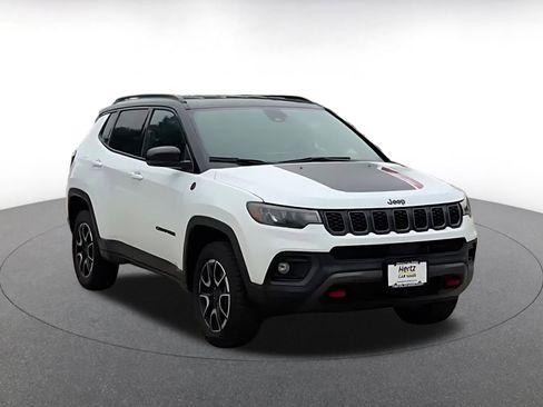 Used 2025 Jeep Compass Trailhawk AWD/4WD image 3