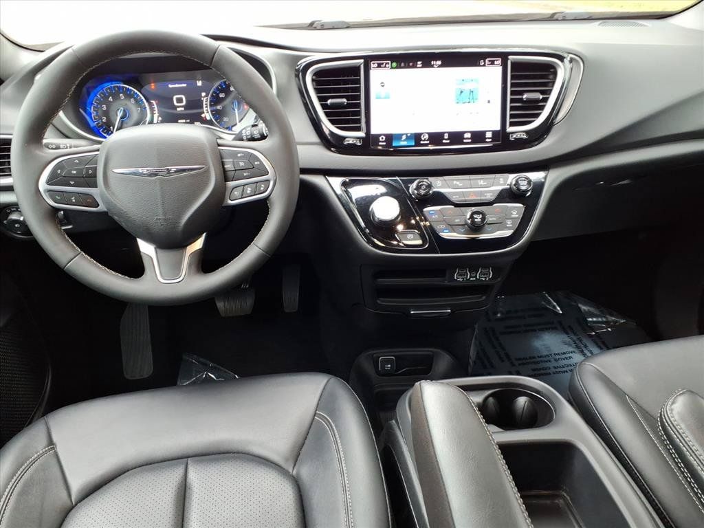 Used 2025 Chrysler Pacifica Select FWD image 9