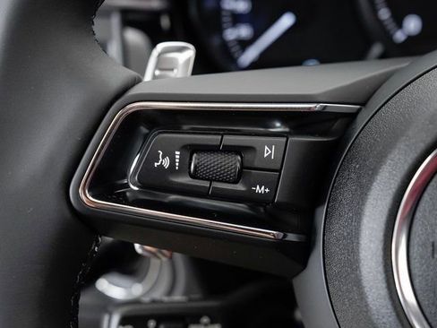 Certified 2025 Porsche Macan image 14