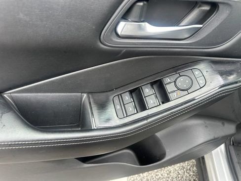 Used 2025 Nissan Rogue SV FWD image 17