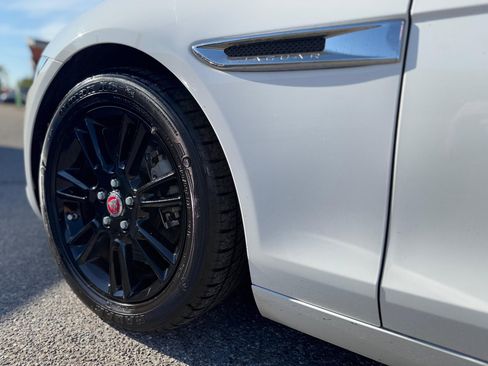 Used 2018 Jaguar XE Premium image 16