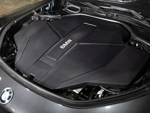 Used 2025 BMW i7 xDrive60 image 40