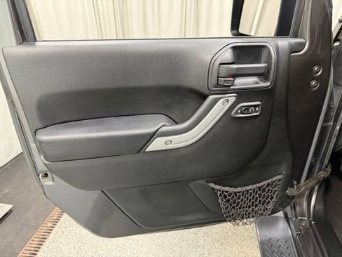 Used 2017 Jeep Wrangler Unlimited Sahara w/ Connectivity Group AWD/4WD image 17