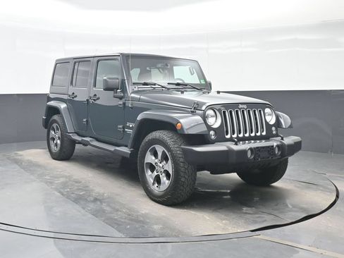 Used 2017 Jeep Wrangler Unlimited Sahara w/ Dual Top Group AWD/4WD image 9