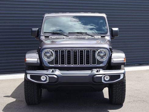 Used 2025 Jeep Wrangler Unlimited Sahara AWD/4WD image 2