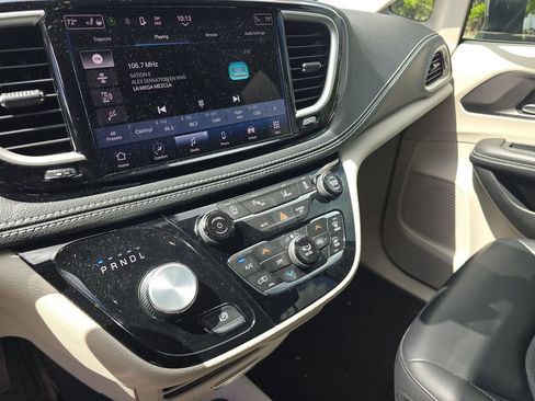 Used 2023 Chrysler Pacifica Touring-L FWD image 12