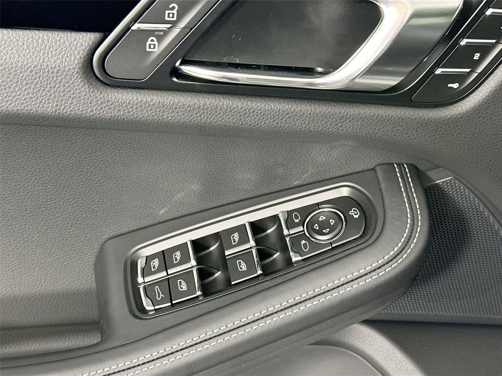 Certified 2026 Porsche Macan S AWD/4WD image 31