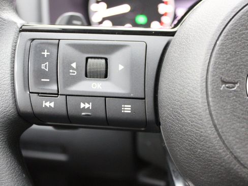 Used 2023 Nissan Rogue SV FWD image 18