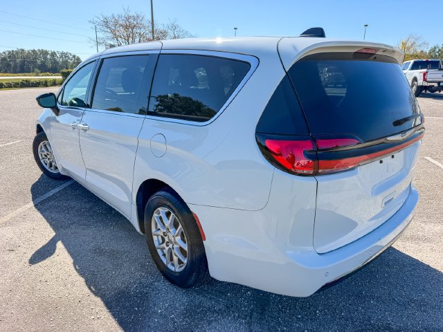 Used 2025 Chrysler Pacifica Select FWD image 5